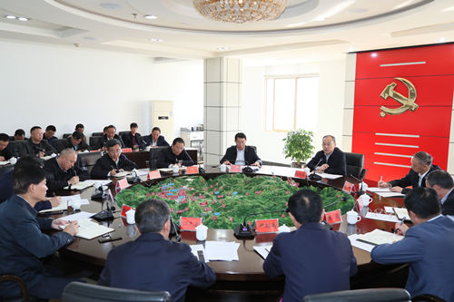 阮成发省长在昭通市龙泉街道环北路社区调研＂不忘初心、牢记使命”主题教育及基层党建。记者顾斌 摄