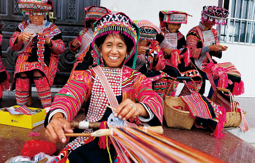 图为临沧市双江县千蚌村忙品村民小组的拉祜族妇女在缝制民族服饰。云南日报社供图