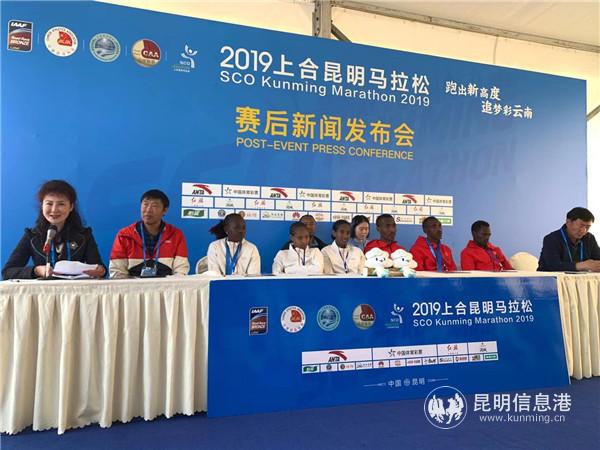 2019上合昆明马拉松全马男女子组前三名。记者劳学丽 摄