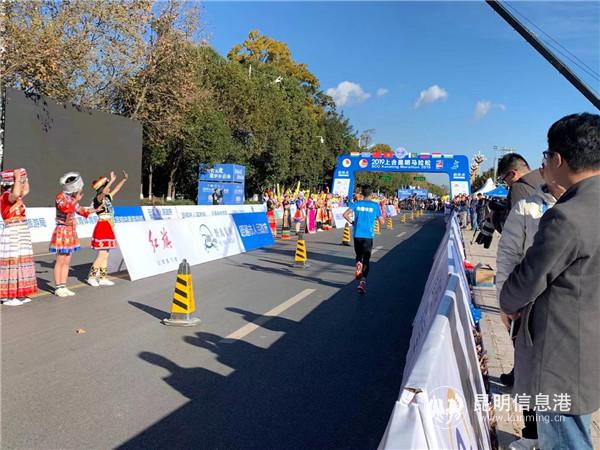 杨定宏正在冲向终点。记者劳学丽 摄