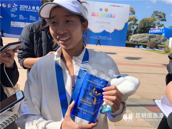 潘银丽获得全程马拉松女子组中国籍冠军。掌上春城记者许浒 摄