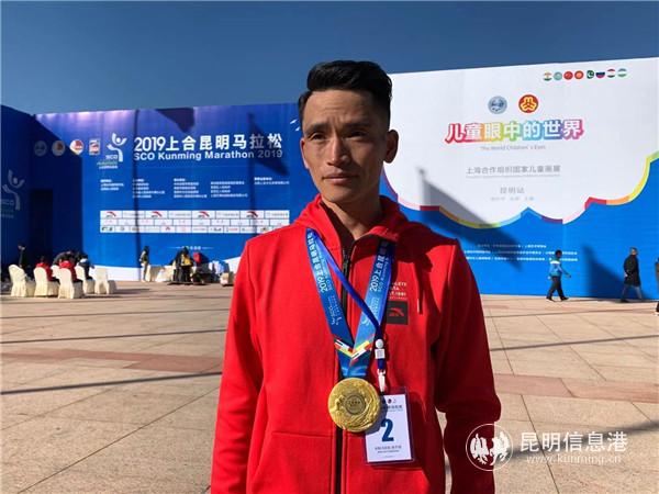 云南选手杨定宏获得本次半程马拉松男子组的亚军。记者劳学丽 摄