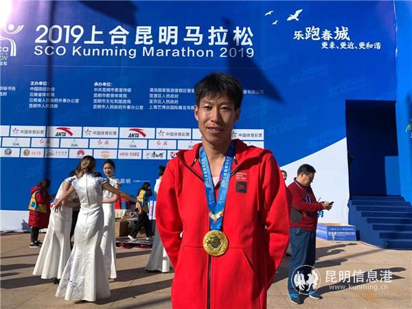 来自云南大理的杜建荣获得本次半程马拉松男子组的季军。记者劳学丽 摄