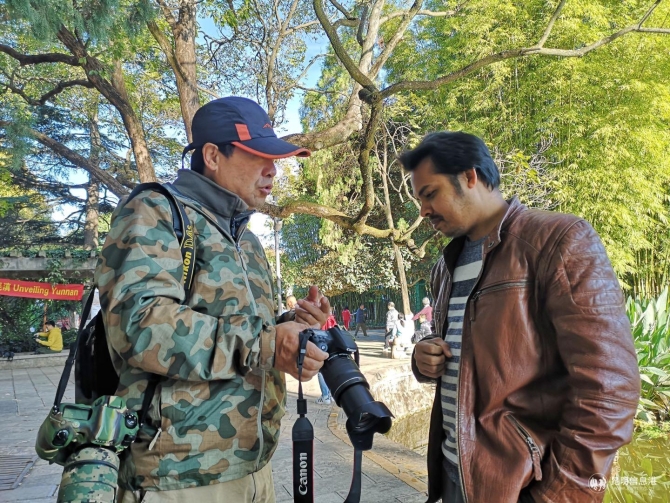 王建中正在教马瑞凯摄影 韦嘉萍 摄