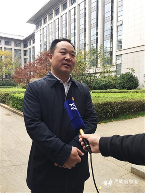 昆明市统计局党组书记欧明锋接受采访。记者孙红亮摄