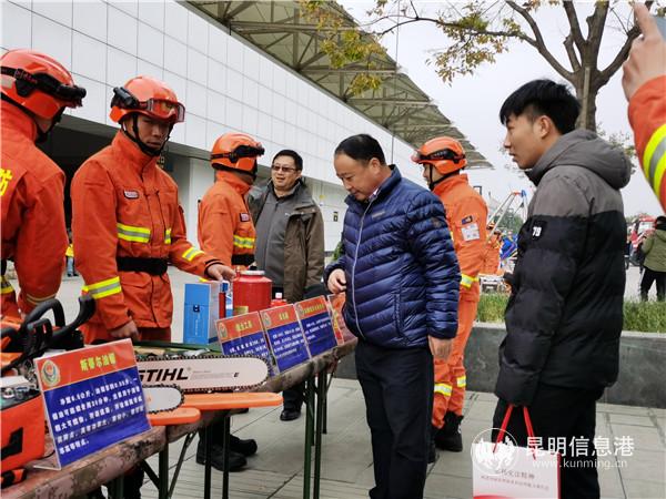 装备展示区吸引了市民驻足观看了解。