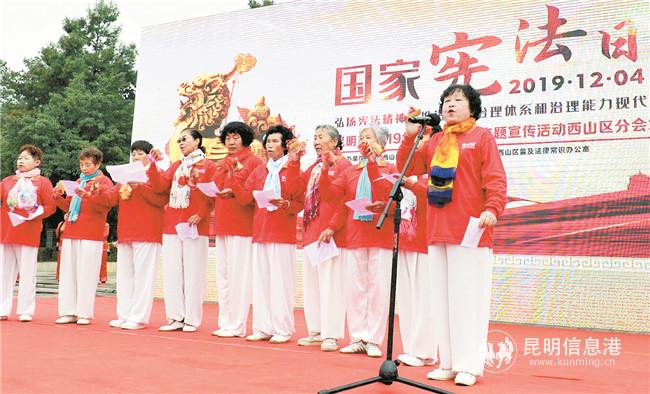 文艺队群口快板宣传宪法知识。记者黄晓松摄