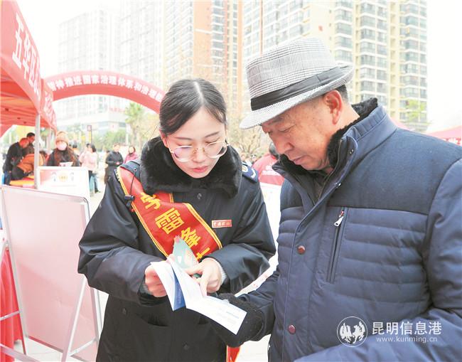 五华区分会场市民现场咨询。 记者刘凯达摄