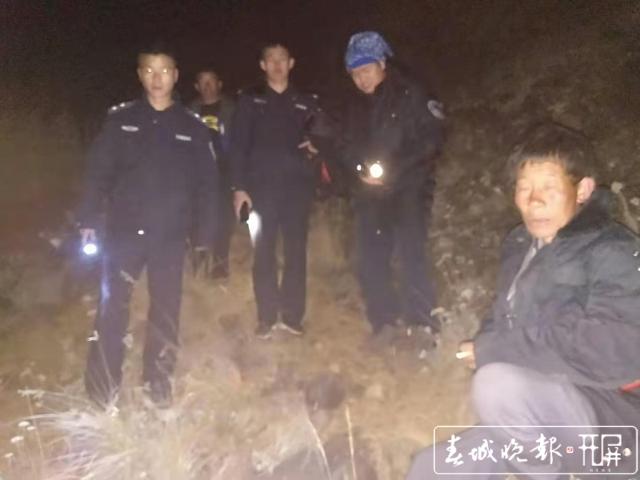 救援人员连夜上山搜救迷路被困的驴友周某