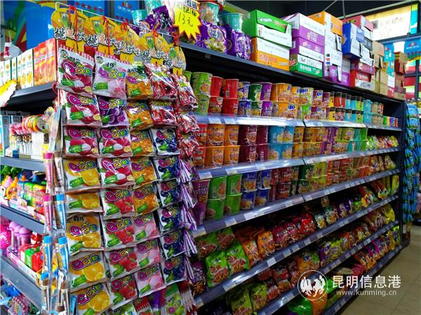 “五星超市”里货物很丰富。记者江枫摄 “五星超市”里货物很丰富。记者江枫摄