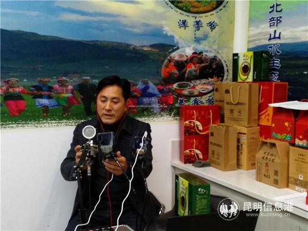 杨成龙演示抖音直播带货。记者江枫摄 杨成龙演示抖音直播带货。记者江枫摄