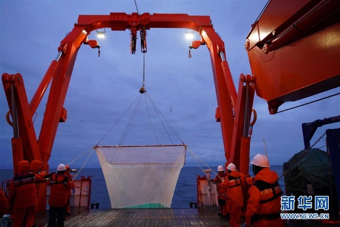 (“雪龙”探南极·图文互动)(1)中国南极考察队首次在宇航员海展开综合科考