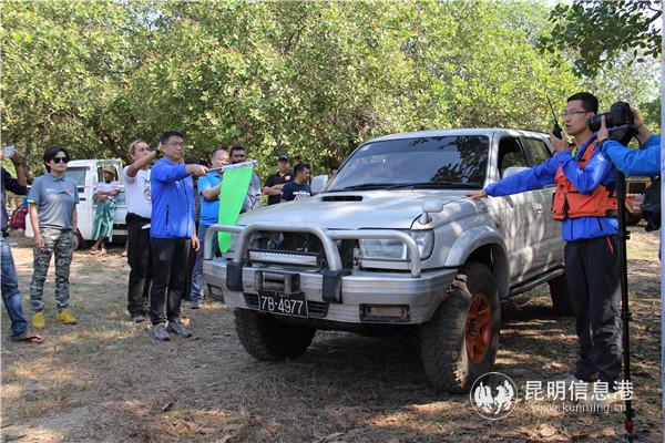 云南省体育局体育经济处处长邢晋为缅甸车手发车