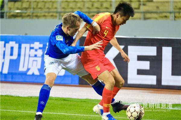 拼抢球权 记者徐毅杰摄