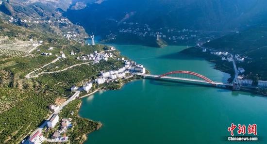 郭家坝镇面临长江，背后是绵延不尽的大山 郑家裕 摄