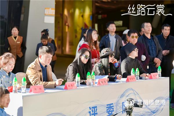 图五 评委正在认真打分。供图