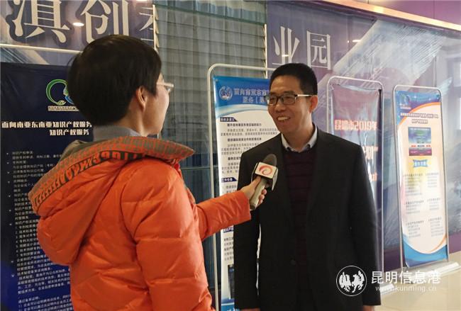 上海市知识产权局副局长章永忠接受采访。 上海市知识产权局副局长章永忠接受采访。