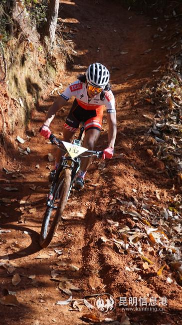 男子公开组第一名罗丹志。李新海摄