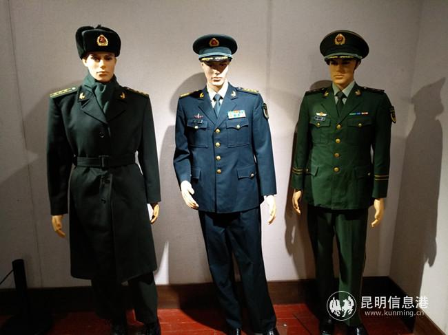 现场展出的军服6。记者江枫摄