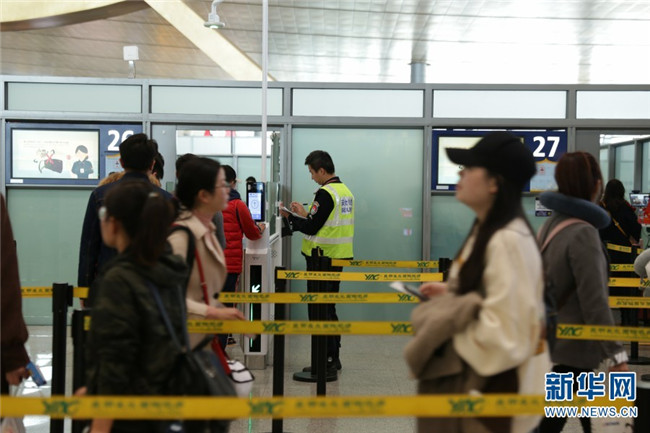 春运首日，昆明长水国际机场秩序井然。（新华网 李昀皟 摄）