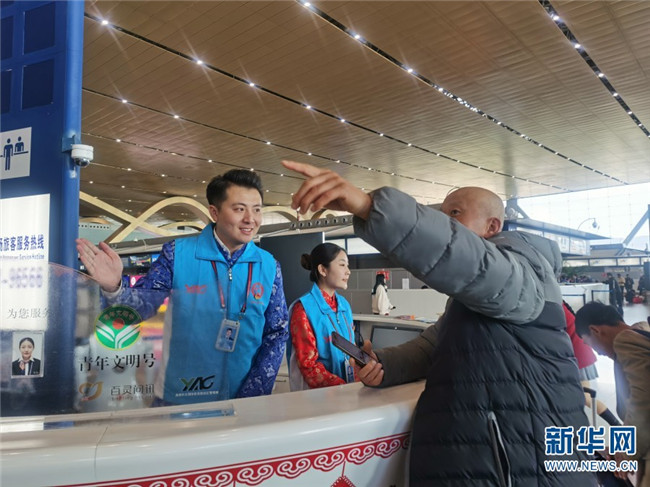 志愿者为旅客服务。（新华网发 李振 摄）
