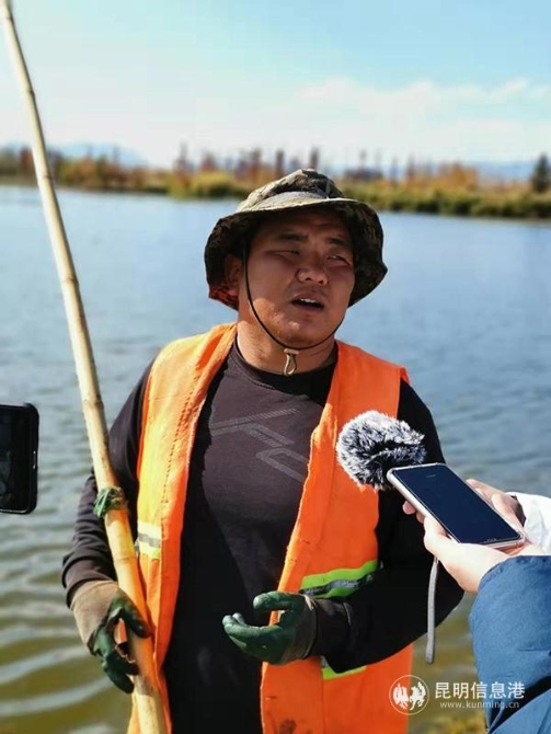 水体打捞工作人员李艳伟