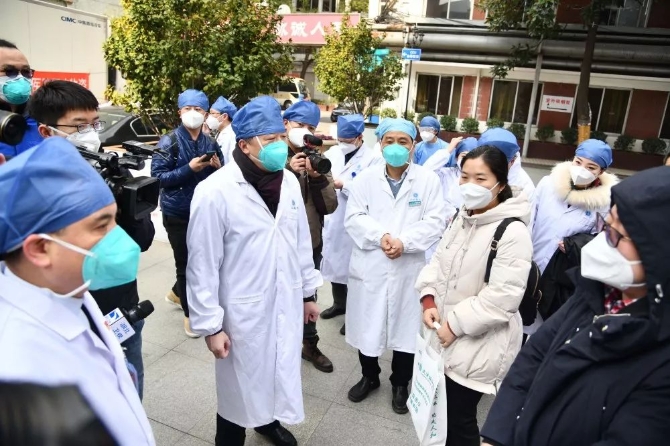 医院领导对出院的医护人员表示祝贺