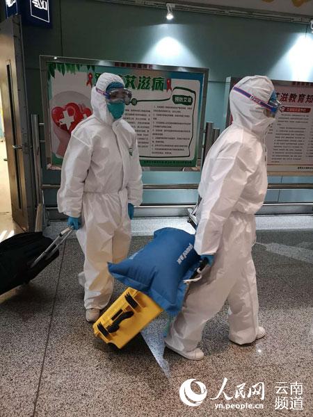 【我在防疫一线】机场逆行的一线医护人员:"总得有人站出来"