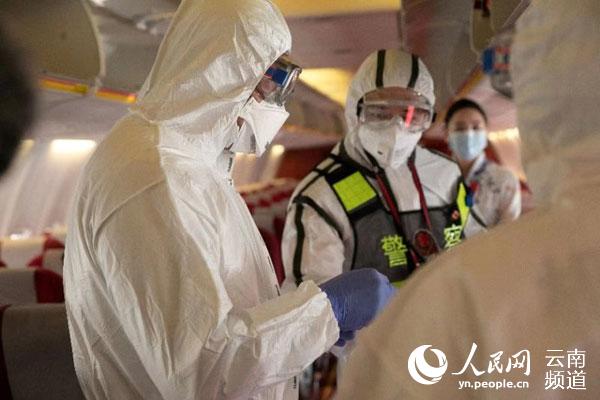 【我在防疫一线】机场逆行的一线医护人员:"总得有人站出来"【3】