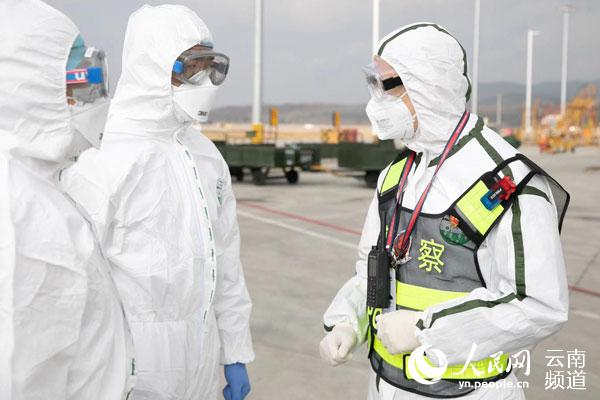 【我在防疫一线】机场逆行的一线医护人员:"总得有人站出来"【4】