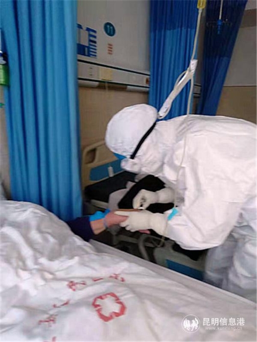 董昊为患者进行临床护理 董昊为患者进行临床护理