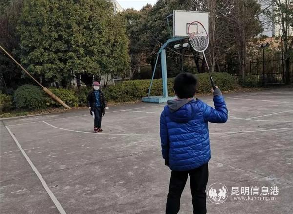 孩子在球场运动