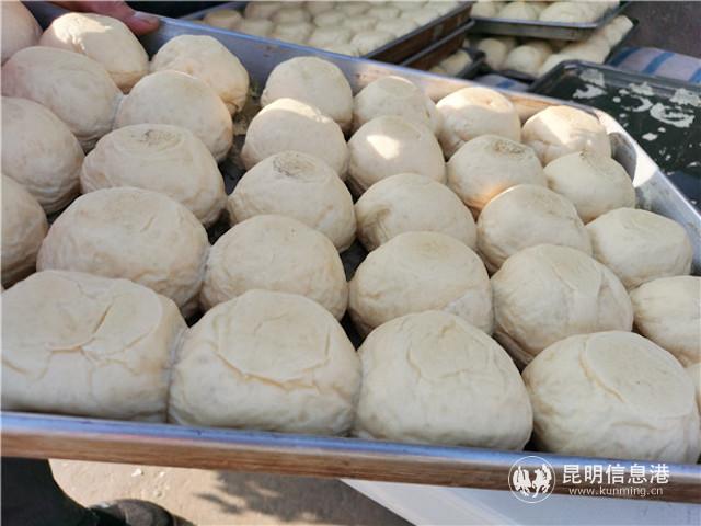 志愿者向糕点店预订的面包 志愿者向糕点店预订的面包