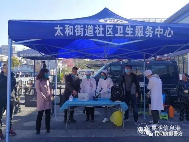 顾亚芳与社区工作人员共同开展防疫工作