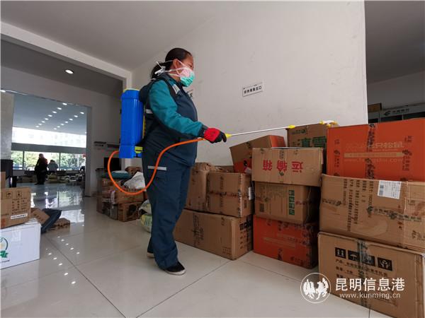 待投邮件装车前也会进行消毒，让客户更放心。（摄影：崔斌）