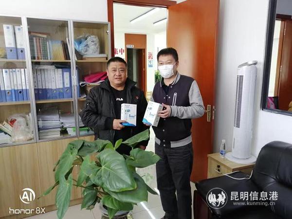 图1：众和社区书记接受测温仪捐赠