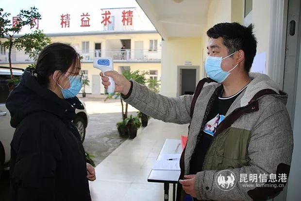 晋红(江通)总包部每天对职工测量体温 晋红(江通)总包部每天对职工测量体温