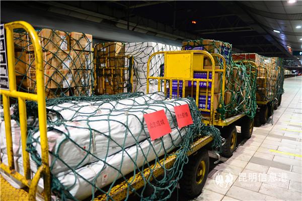 云南铁路紧急抢运防控物资驰援湖北。供图 通讯员邓瑜 黄婷婷2