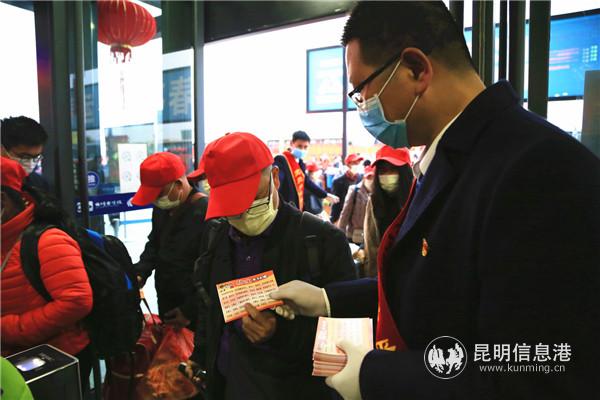 云南铁路开专列送滇东地区务工人员返岗。通讯员 李钰莲 周涛 供图7