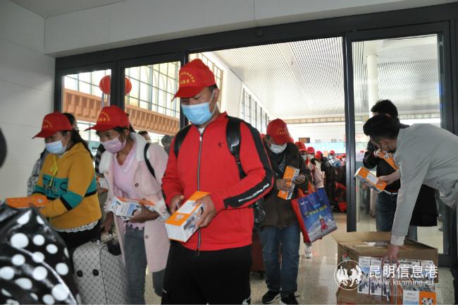 01务工人员顺序进入昆明南部火车站 供图1