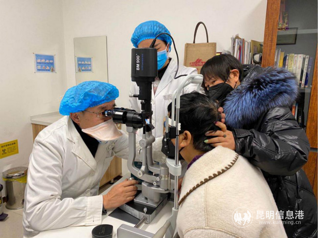 肖云皋院长为患者做检查