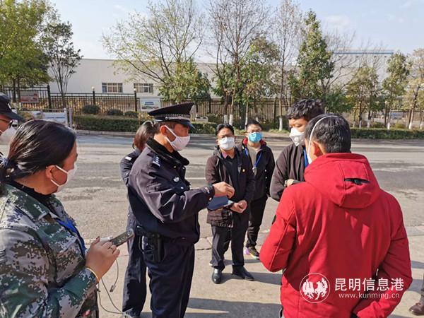 经开分局民警一手抓防控，一手护发展