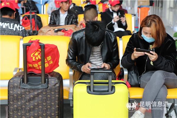 01 在务工人员候车专区等待专列的外出务工人员。记者 刘璐璐 摄