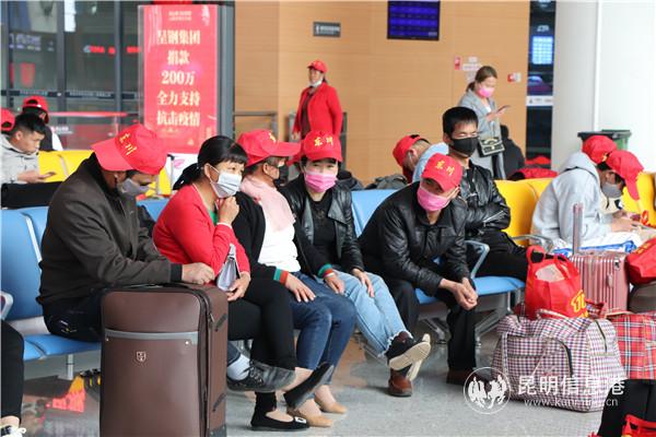 02与同行老乡正在聊天的赴粤外出务工人员。记者 刘璐璐 摄