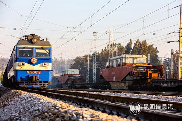 专列装载的变压器最大单台重量321吨，宽度超过4米，属于超级超限货物。