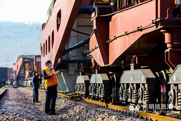 铁路部门专门安排特种货车装载运输，每辆货车长达60多米，车轮数量达48个。