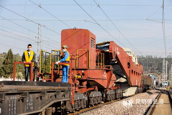昆明局集团公司广通车务段安排业务精干的调乘指导对超限货物调动作业全程盯控,确保调车作业安全。