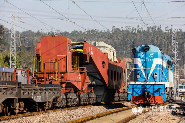 昆明局集团公司广通车务段提前安排调车机车到大德站等待作业, 确保及时取送对位。