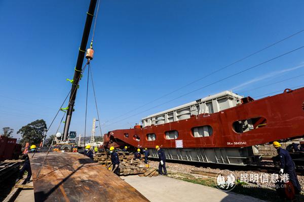 昆明局集团公司广通车务段安排业务骨干,对现场卸车作业、隔离开关操作进行监督指导。