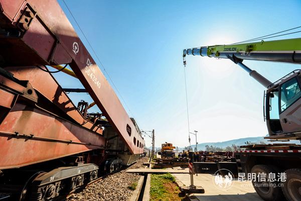 昆明局集团公司广通车务段安排业务骨干,对现场卸车作业、隔离开关操作进行监督指导。图片由通讯员 杨航 王一翔 陈畅 郭婧 供图